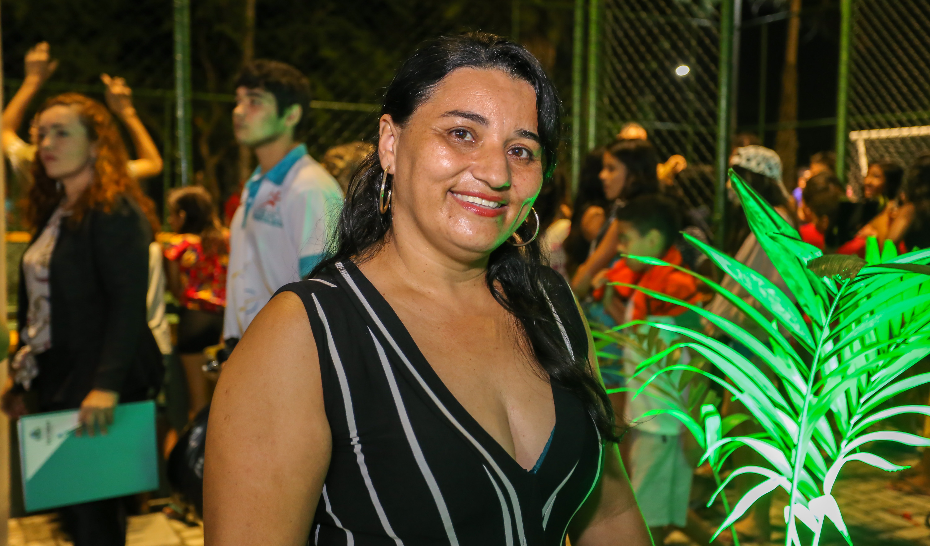 mulher posa para foto sorrindo